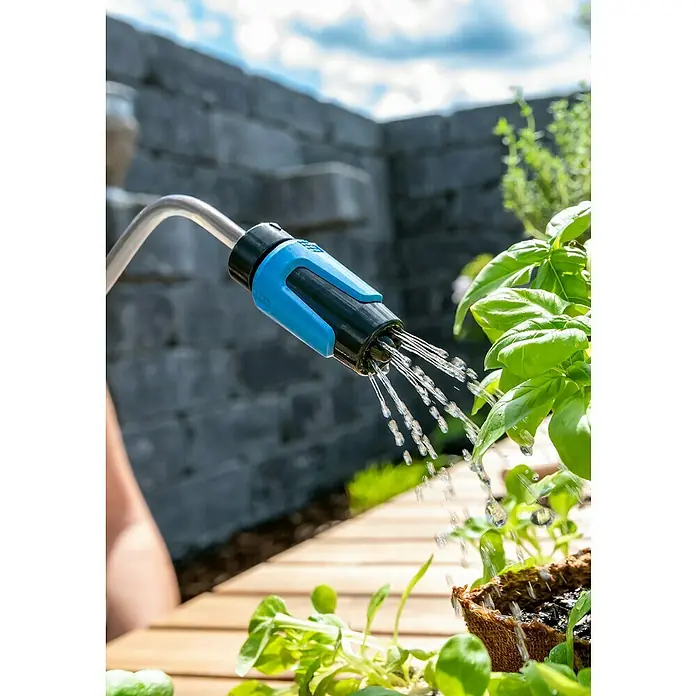 Gloria Wassersprüher Prima0,6 l - Nahaufnahme eines Bewässerungskopfes beim Gießen von Pflanzen, der Präzision und Pflege bei der Gartenarbeit zeigt.