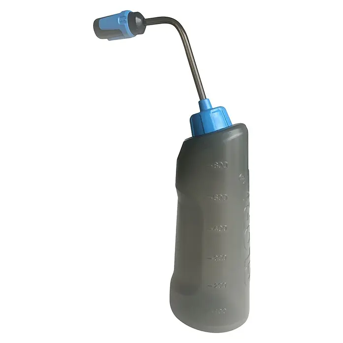 Gloria Wassersprüher Prima - 0,6 l - Bild einer grauen GRAYL GeoPress Wasserfilterflasche mit blauem Deckel und gebogenem Trinkhalm. Ideal für Outdoor-Abenteuer und Reisen.