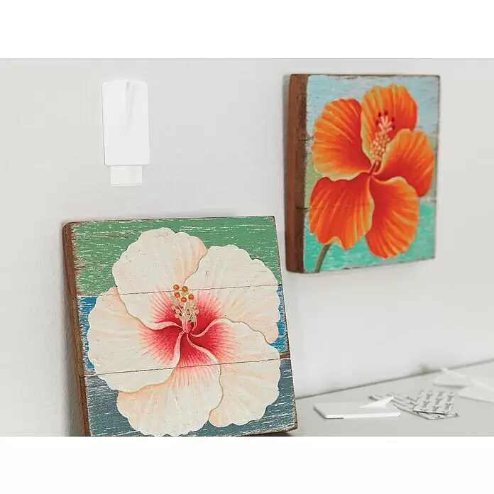 Tesa Powerstrips Bilder-Nagel - Mehrfach verwendbar, Weiß - Zwei Holztafeln mit gemalten Hibiskusblüten, als Wanddekoration ausgestellt.