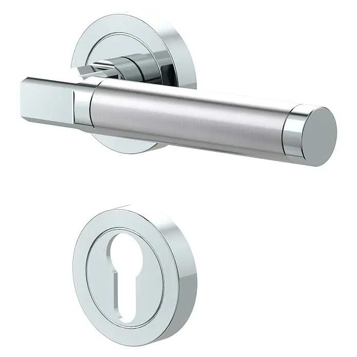 Diamond Doors Creative Drückergarnitur Maine - Stärke Tür: 40 mm - 45 mm, Edelstahl, L-Form, Profilzylinder - Eine Nahaufnahme eines glänzenden Chrom-Türgriffs und eines Schlüssellochs, die modernes Design und hochwertige Verarbeitung zeigen.