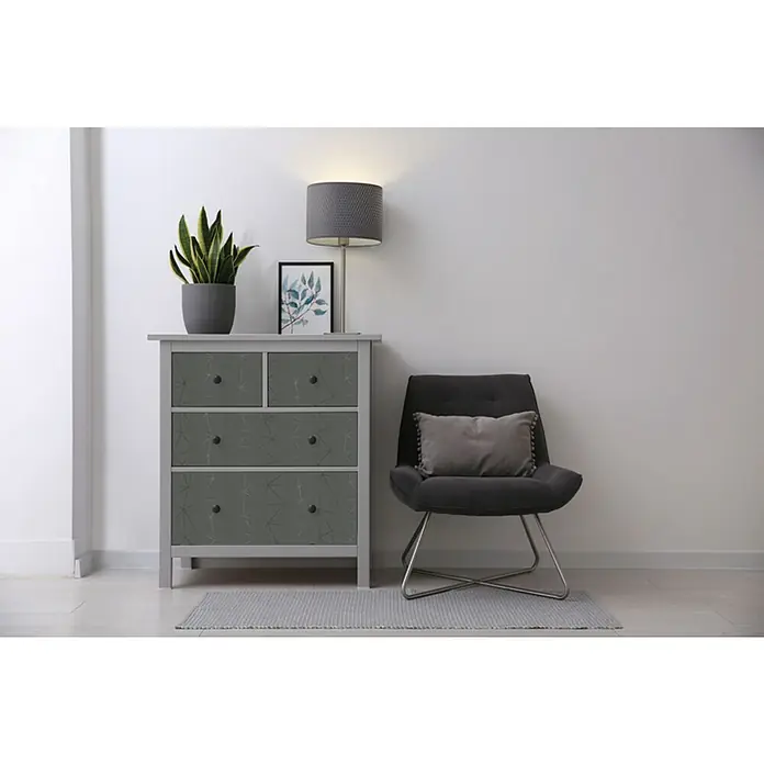 D-c-fix Lámina para ventana Geométrico - 45 x 200 cm, Plateado/Gris - Cómoda de pasillo con lámpara gris moderna, planta y silla para un ambiente elegante y funcional.