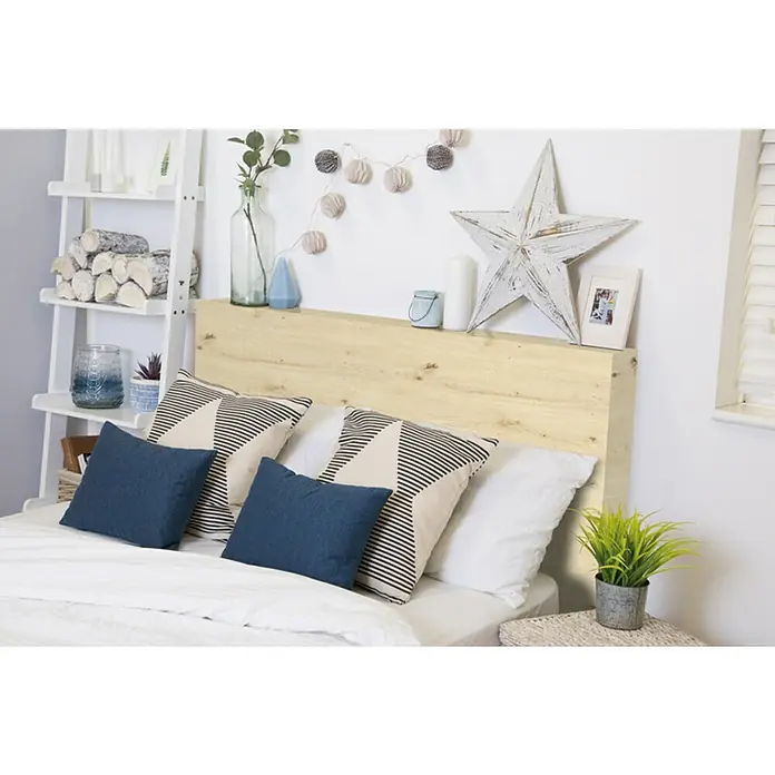 D-c-fix Lámina para ventana Madera Escandinava - 45 x 200 cm, Madera de roble, Roble - Dormitorio con un gran cabecero de madera, cojines azules y una escalera blanca con troncos.