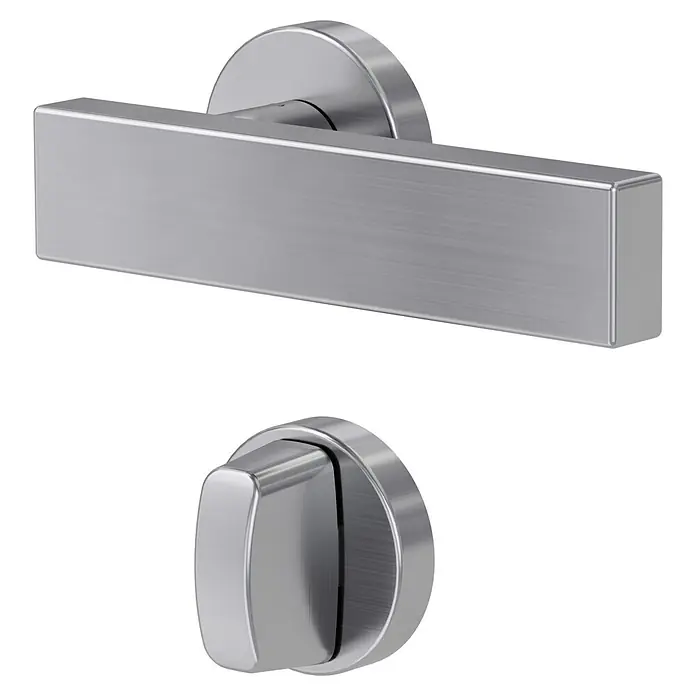 Diamond Doors Modern Zimmertürgarnitur WC Cube - Edelstahl, Schlitzkopf/Olive - Nahaufnahme eines modernen, silberfarbenen Türbeschlags mit einem geradlinigen Griff und passendem Drehknopf auf schwarzem Hintergrund.