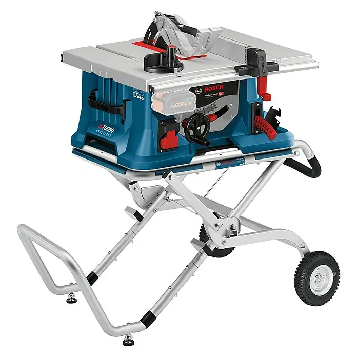 Bosch Professional AMPShare 18V Akku-Tischkreissäge GTS 18V-216 - 18 V, Ohne Akku, Durchmesser Sägeblatt: 216 mm, Ohne Sägetisch - Das Bild zeigt eine Bosch GTS 18V-216 Professional Akku-Tischkreissäge auf einem Untergestell mit Rädern, ideal für den mobilen Einsatz.