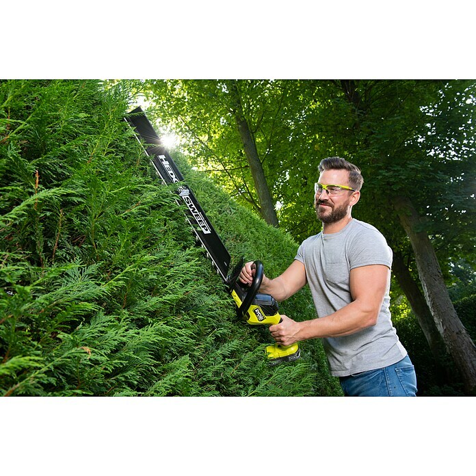 Ryobi ONE+ Akku-Heckenschere RY18HTX60A-018 V, Li-Ionen, Ohne Akku, Messerlänge: 60 cm Use Shot