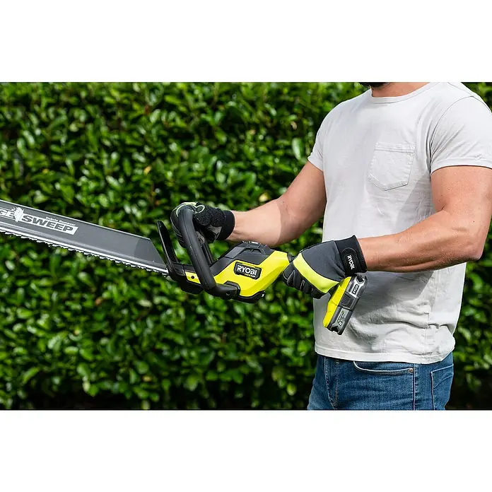 Ryobi ONE+ Maschinenpaket - Akku-Heckenschere RY18HTX60A-0,18V, 4 Ah Akku & 2A Ladegerät - Bild eines Mannes, der eine RYOBI Akku-Heckenschere mit einer langen Klinge und einem gelben Griff hält. Ideal für Gartenarbeiten!