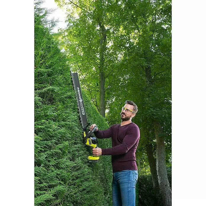 Ryobi ONE+ Akku-Heckenschere RY18HT55A-0 - 18 V, Li-Ionen, Ohne Akku, Schwertlänge: 55 cm - Anwendungsbeispiel