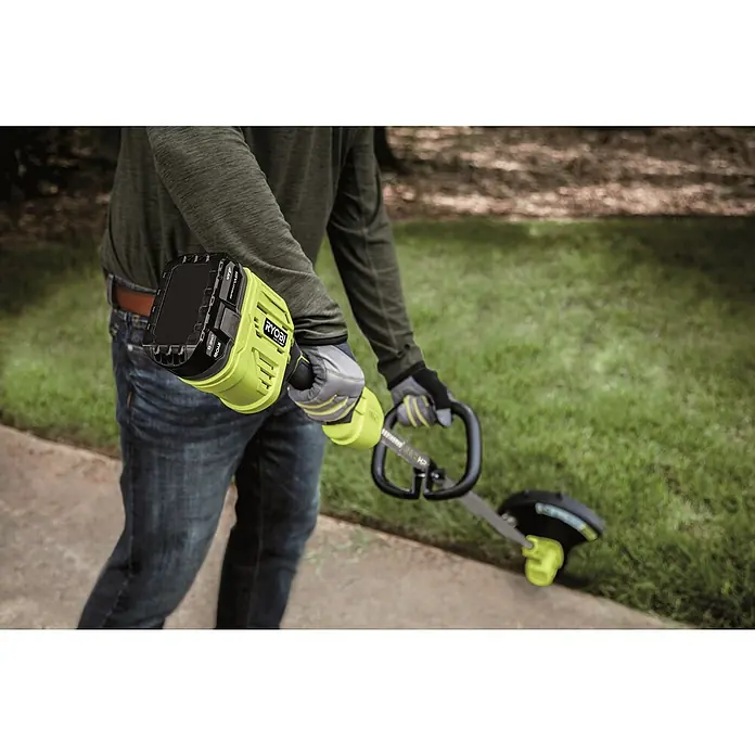 Ryobi ONE+ Akku-Rasentrimmer RY18LTX33A-0 - 18 V, Li-Ionen, Ohne Akku - Person mit einem Ryobi Akku-Rasentrimmer, der für präzise Rasenpflege und Kantenschnitt im Garten oder auf Gehwegen entwickelt wurde.