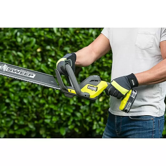 Ryobi ONE+ Akku-Heckenschere RY18HT55A-0 - 18 V, Li-Ionen, Ohne Akku, Schwertlänge: 55 cm - Anwendungsbeispiel