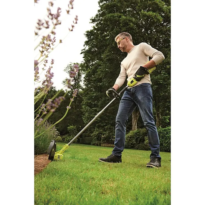 Ryobi ONE+ Akku-Rasentrimmer RY18LTX33A-0 - 18 V, Li-Ionen, Ohne Akku - Ein Mann benutzt einen Rasentrimmer, um den Rasen zu pflegen. Der Ryobi Rasentrimmer schneidet präzise und effizient.