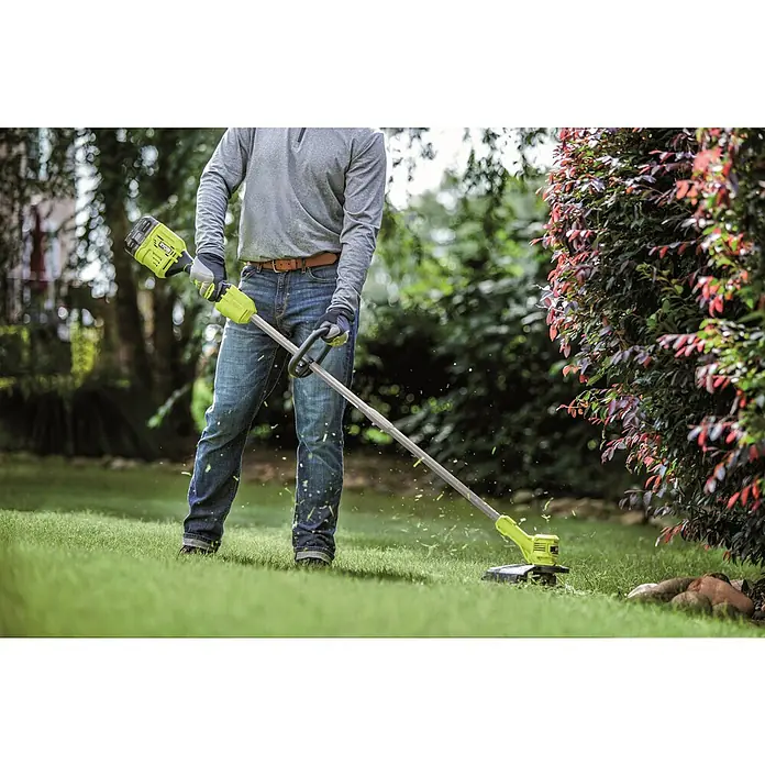 Ryobi ONE+ Akku-Rasentrimmer RY18LTX33A-0 - 18 V, Li-Ionen, Ohne Akku - Ein Mann trimmt seinen Rasen mit einem RYOBI Akku-Rasentrimmer. Der Trimmer ist hellgrün und schwarz und verfügt über einen verstellbaren Griff.