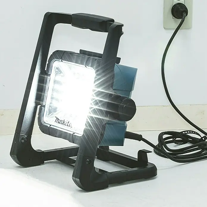 Makita LED-Akkustrahler DEADML805 - 18 V, Ohne Akku, L x B x H: 214 x 261 x 328 mm - Makita Arbeitsleuchte mit hellem LED-Licht und robustem, schwarzem Rahmen. Ideal für Baustellen und Werkstätten, sorgt für optimale Ausleuchtung.