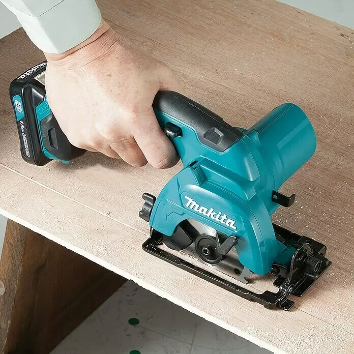 Makita Akku-Handkreissäge HS301DZ - 10,8 V, Ohne Akku, Leerlaufdrehzahl: 0 U/min - 1.500 U/min - Anwendungsbeispiel