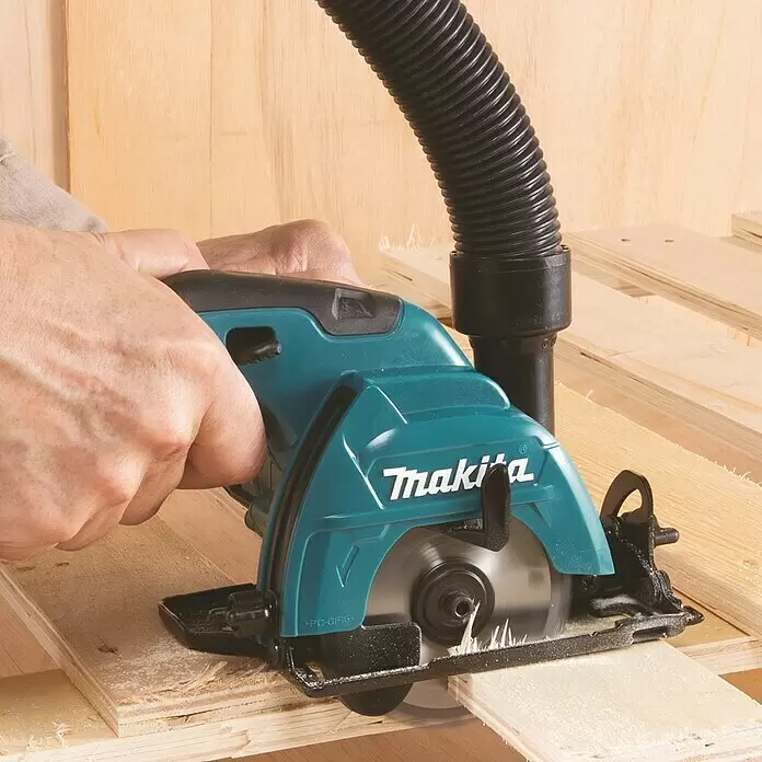 Makita Akku-Handkreissäge HS301DZ - 10,8 V, Ohne Akku, Leerlaufdrehzahl: 0 U/min - 1.500 U/min - Anwendungsbeispiel