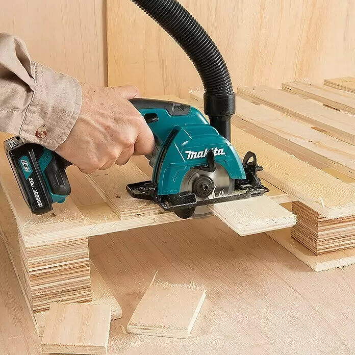 Makita Akku-Handkreissäge HS301DZ - 10,8 V, Ohne Akku, Leerlaufdrehzahl: 0 U/min - 1.500 U/min - Anwendungsbeispiel