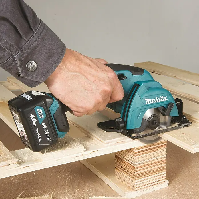 Makita Akku-Handkreissäge HS301DZ - 10,8 V, Ohne Akku, Leerlaufdrehzahl: 0 U/min - 1.500 U/min - Akku-Kreissäge Makita beim Schneiden eines Holzstücks, ideal für präzise Schnitte und vielseitige Anwendungen in der Werkstatt.