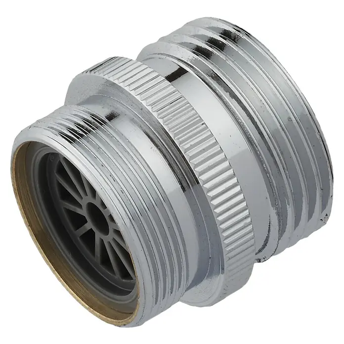 Reduktion - M 24 x ¾″, Verchromt - Nahaufnahme eines glänzenden, verchromten Wasserhahnbelüfters mit Gewinde. Das Bauteil verfügt über ein goldfarbenes Detail am Rand.