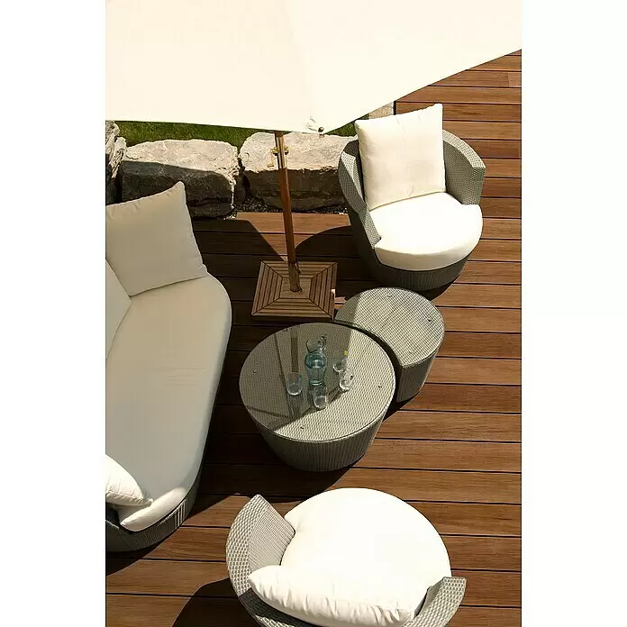 CoBaM Terrassendiele - Bambus, 220 x 14 x 2 cm, Braun - Graues Rattan-Terrassenset mit weißen Kissen, Sofa, zwei Stühlen und Tischen auf Holzdeck unter cremefarbenem Sonnenschirm.