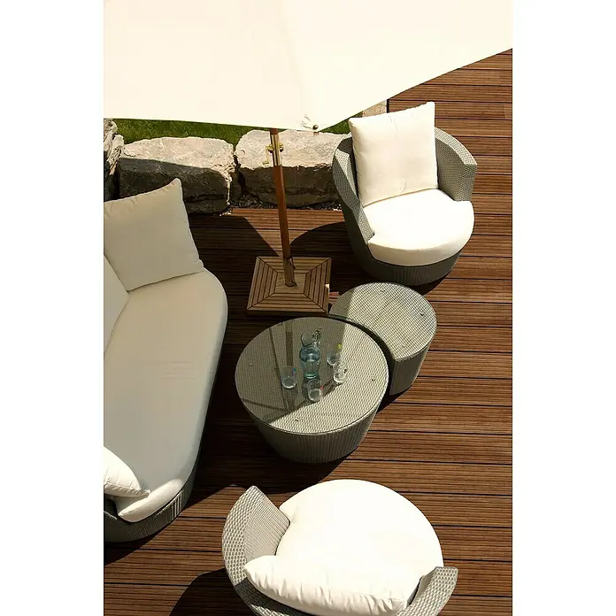 CoBaM Terrassenbau-Set Standard - Bambus, Deckfläche pro Paket: 15 m² - Stilvolles Gartenmöbel-Set mit Sofa, Sesseln und Tisch unter einem Sonnenschirm auf einer Holzterrasse. Ideal zum Entspannen im Freien.