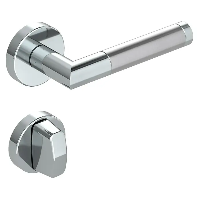 Diamond Doors Creative Drückergarnitur Avantgardo - Edelstahl, Schlitzkopf/Olive - Eine Nahaufnahme eines glänzenden, modernen Türgriffs und eines passenden Drehknaufs, beide aus Chrom, vor einem schwarzen Hintergrund.