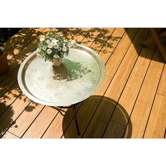 Elephant Terrassendiele - Bambus, 300 x 14 x 2 cm, Beige - Elegantes Serviertablett mit Blumen auf einer sonnigen Holzterrasse. Das Tablett ist verziert und wirft einen markanten Schatten.