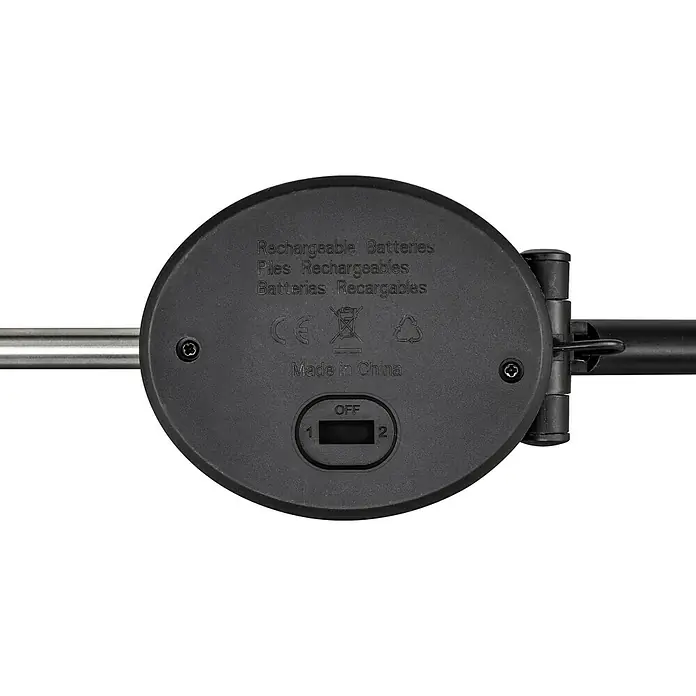 BAUHAUS Lámpara decorativa solar Fireworks - Negro, IP44, Color de luz: Blanco cálido - Primer plano de la parte inferior de una luz solar con interruptor, etiquetas y marca CE que indica "Rechargeable Batteries".
