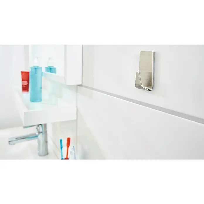 Tesa Powerstrips Selbstklebehaken - Rechteckig, Größe: L, Metallic, 1 Stk. - Nahaufnahme eines modernen, silbernen Wandhakens in einem Badezimmer, der Funktionalität und minimalistisches Design vereint.