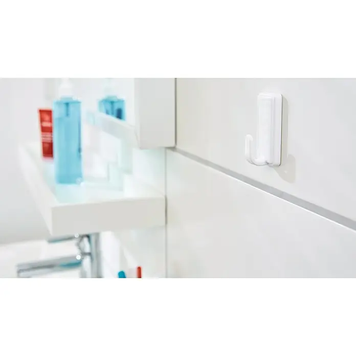 Tesa Powerstrips Selbstklebehaken - Eckig, Größe: L, Weiß, 2 Stk. - Ein weißer Command Haken hängt an einer weißen Wand im Badezimmer, neben einem Regal mit Badprodukten.