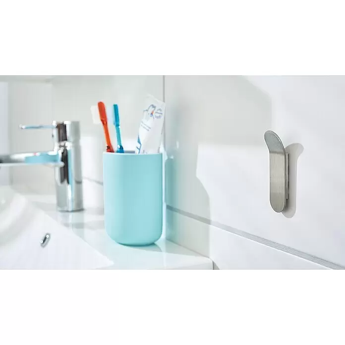Tesa Powerstrips Selbstklebehaken - Größe: S, Metallic, 2 Stk. - Wandhaken aus gebürstetem Metall mit eleganter, gebogener Form, an einer Badezimmerwand montiert.
