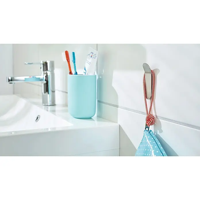 Tesa Powerstrips Selbstklebehaken - Größe: S, Metallic, 2 Stk. - Ein modernes Badezimmer-Arrangement mit Fokus auf einem türkisfarbenen Becher, Zahnbürsten, und einem Handtuch an einem Edelstahlhaken.