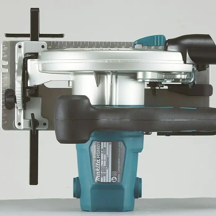 Makita Handkreissäge HS6601J - 1.050 W, Durchmesser Sägeblatt: 165 mm - Nahaufnahme der Makita HS6601 Kreissäge, ein leistungsstarkes Elektrowerkzeug für präzise Holzschnitte.