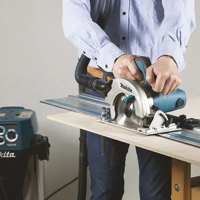 Makita Handkreissäge HS6601J - 1.050 W, Durchmesser Sägeblatt: 165 mm - Der Makita-Tauchsäge ermöglicht präzise Schnitte mit einer Führungsschiene und Staubabsaugung für sauberes Arbeiten.