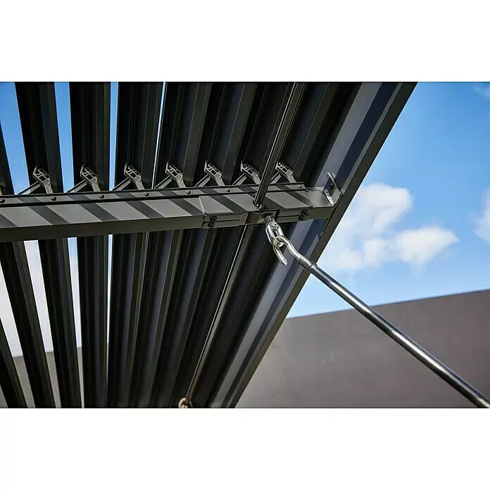 Sunfun Melina Grillpavillon - B x T: 250 x 160 cm, Farbe Gestell: Schwarz, Aluminium - Nahaufnahme eines dunkelgrauen verstellbaren Lamellendachsystems, das Metalllamellen und den Mechanismus vor blauem Himmel zeigt.