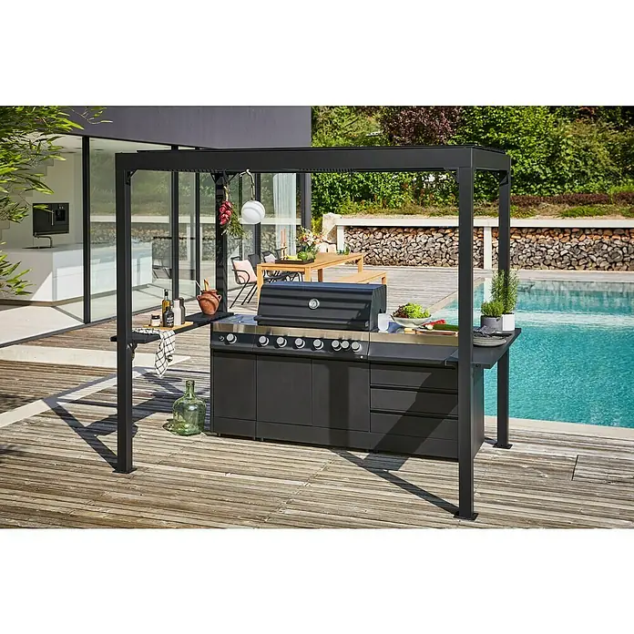 Sunfun Melina Pérgola para barbacoa - An x Pr: 250 x 160 cm, Color del armazón: Negro, Aluminio - La imagen muestra una cocina exterior con barbacoa y mesas auxiliares bajo una pérgola negra en una terraza de madera junto a una piscina.