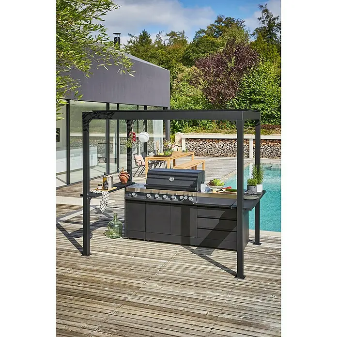 Sunfun Melina Pérgola para barbacoa - An x Pr: 250 x 160 cm, Color del armazón: Negro, Aluminio - Imagen de una barbacoa moderna para exteriores con encimeras y espacio de almacenamiento en una terraza de madera junto a la piscina.