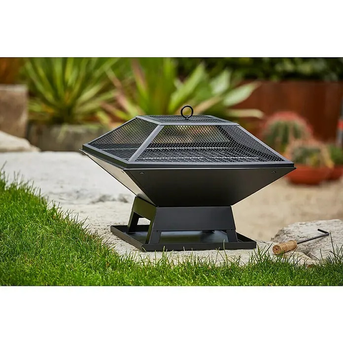 Grillstar Holzkohlegrill Firebowl - Grillfläche (B x T): 43 x 43 cm, Schwarz - Nahaufnahme einer quadratischen, schwarzen Feuerstelle mit Gitterabdeckung, die auf einem Steinplattenbereich im Freien steht.