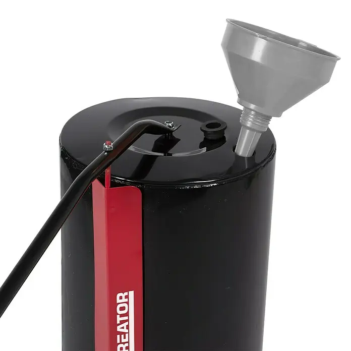 Kreator Rodillo para césped KRTGR9101 - Ancho: 50 cm, Metal - Recipiente de drenaje de aceite negro con soporte rojo y embudo gris. Herramienta práctica para cambios de aceite.