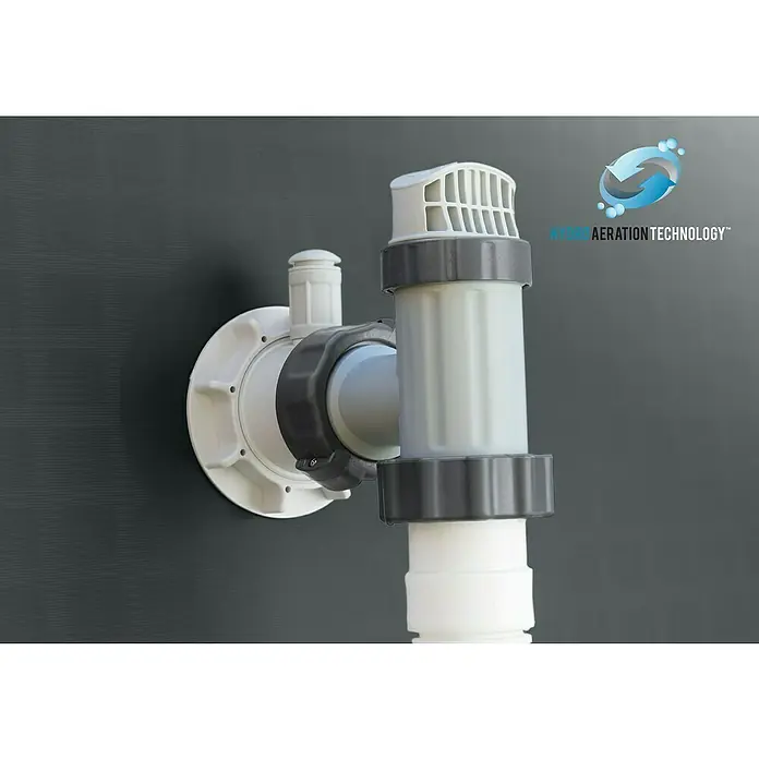 Piscina Frame Ultra Quadra XTR - L x An x Al: 549 x 274 x 132 cm, Antracita, 17.203 l - Primer plano de un accesorio de piscina Hydro Aeration Technology™ fijado a una pared gris y diseñado para mejorar la circulación del agua.