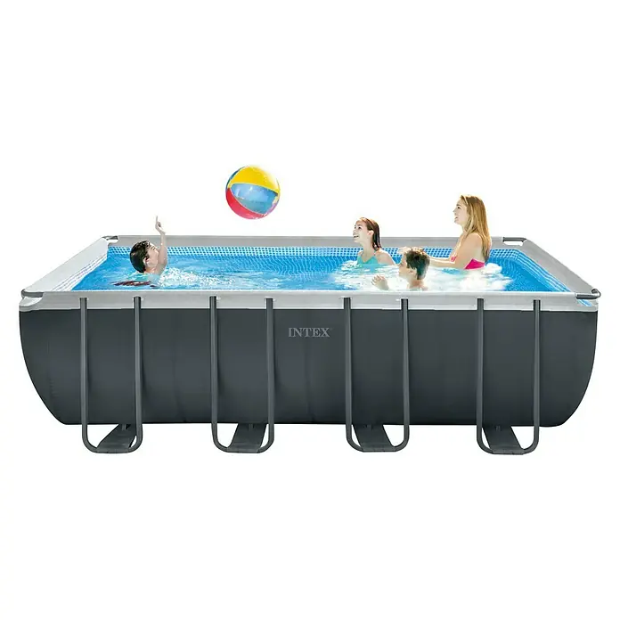 Piscina Frame Ultra Quadra XTR - L x An x Al: 549 x 274 x 132 cm, Antracita, 17.203 l - Una piscina rectangular Intex con familia y una pelota ofrece una refrescante actividad veraniega. Ideal para diversión y relajación en tu jardín.