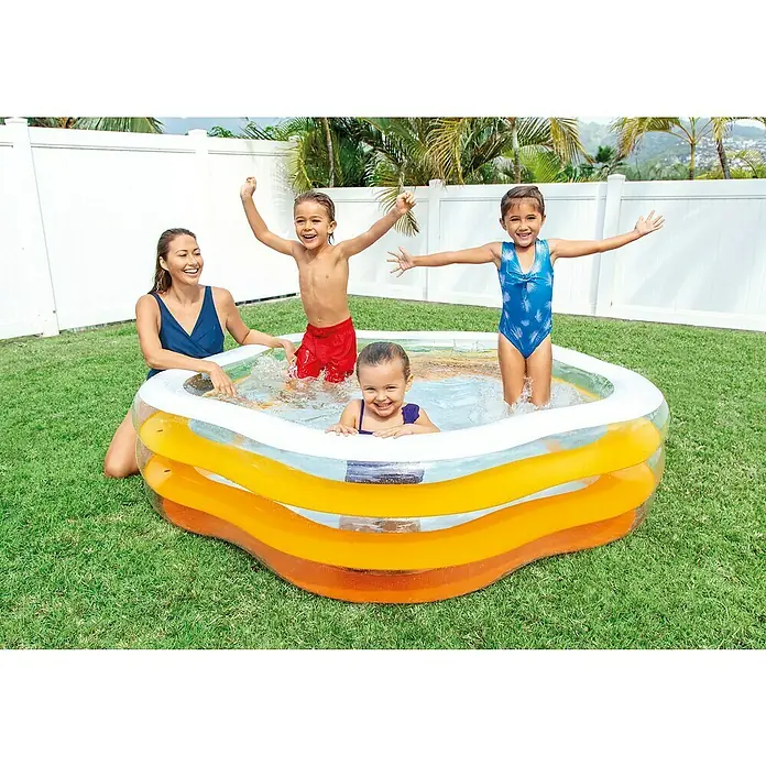 Intex Planschbecken Summer Color - 185 x 180 x 53 cm, Fassungsvermögen: 466 l, Gelb/Transparent - Ein aufblasbarer Pool mit einer Mutter und drei Kindern, die im Garten Spaß haben. Der Pool ist farbenfroh und einladend.