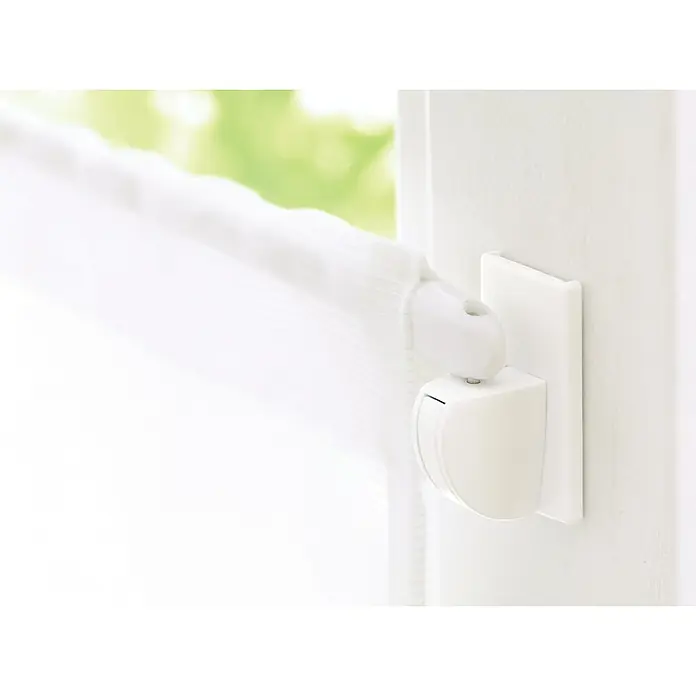 Tesa Powerstrips Gardinenhaken Vario - Weiß, Größe: S, 4 Stk. - Detailansicht einer weißen Vorhangstange mit Halterung an einer weißen Wand, minimalistisches Design.