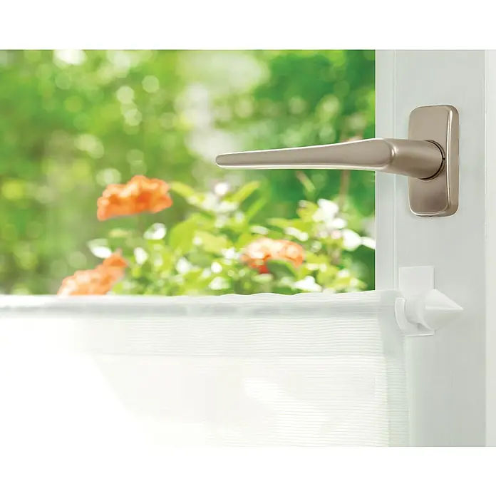 Tesa Powerstrips Gardinenhaken Vario - Weiß, Größe: S, 4 Stk. - Nahaufnahme eines weißen Fensters mit Vorhangstange und Griff, der einen Blick auf grüne Pflanzen und orangefarbene Blumen im Freien freigibt.