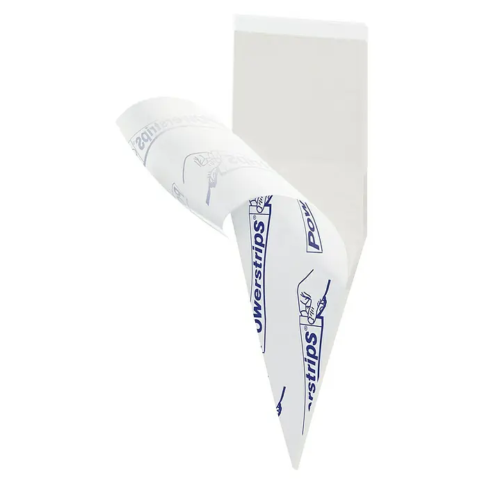 Tesa Powerstrips Selbstklebestrip Poster - 20 Stk. - Nahaufnahme eines Powerstrips-Produktes, das eine weiße Klebefläche mit blauer Beschriftung und Gebrauchsanweisungen zeigt.