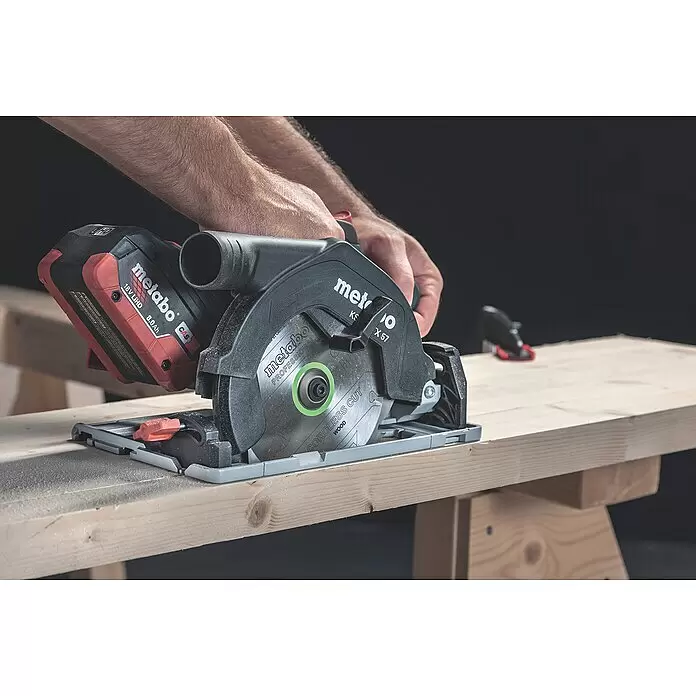 Metabo CAS 18V Akku-Handkreissäge KS 18 LTX 57 - 18 V, Ohne Akku, 4.600 U/min - Metabo Akku-Kreissäge mit 18V LiHD 8.0Ah Akku schneidet Holz. Der Benutzer bedient die schwarz-rote Säge mit einem 'CORDLESS CUT WOOD' Blatt.