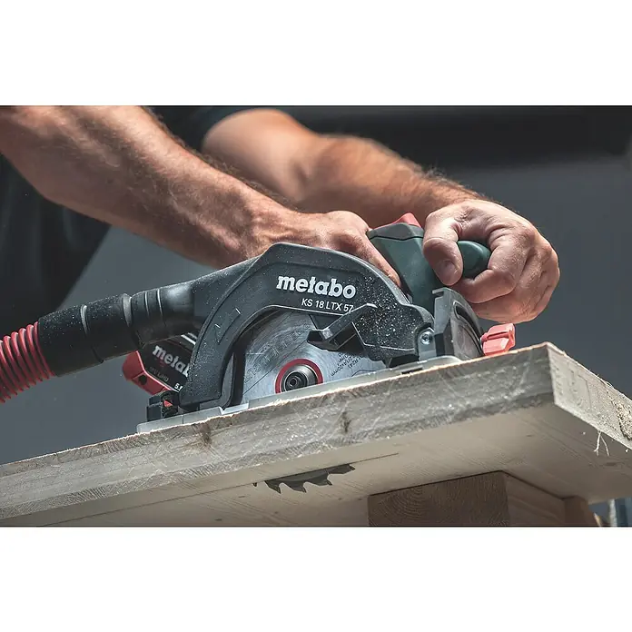 Metabo CAS 18V Akku-Handkreissäge KS 18 LTX 57 - 18 V, Ohne Akku, 4.600 U/min - Eine Metabo KS 18 LTX 57 Akku-Handkreissäge im Einsatz beim Sägen von Holz. Das Werkzeug ist kompakt und leistungsstark.