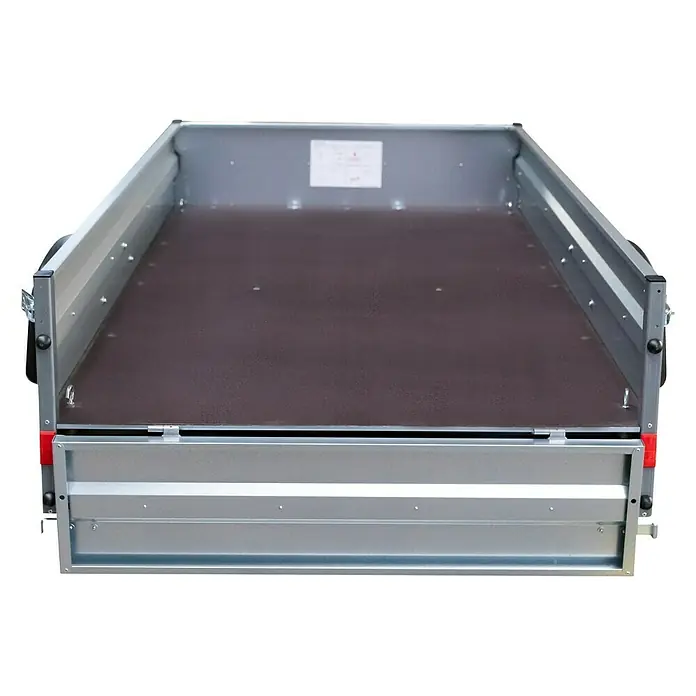 Stema Anhänger BH 7.5-20-12.1B mit Bordwandaufsatz u. Flachplane - Nutzlast: 583 kg, Einachser, Kasteninnenmaß: 201 x 117 x 60 cm, Ungebremst - Ansicht eines robusten, silbernen Anhängers mit flacher Ladefläche und braunem Boden, ideal für Lastentransporte.