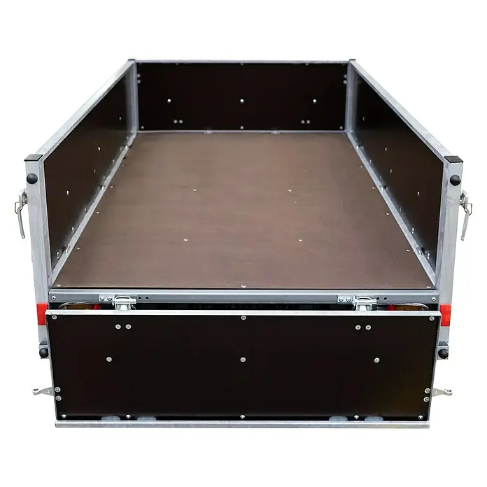 Stema Anhänger WOODOXX 750 mit Bordwandaufsatz u. Flachplane - Nutzlast: 516 kg, Einachser, Kasteninnenmaß: 201 x 115 x 80 cm, Ungebremst - Ansicht eines leeren Anhängers mit braunen Holzseiten und silbernen Metallakzenten.