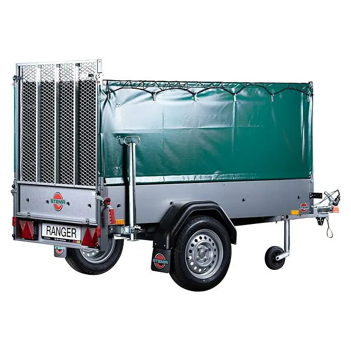 Stema Anhänger Green Keeper 750 mit Hochplane - Nutzlast: 588 kg, Einachser, Kasteninnenmaß: 201 x 108 x 26,5 cm, Ungebremst - Hier ist ein hochauflösendes Bild eines STEMR Ranger Anhängers, der eine grüne Plane und ein silbernes Gitter trägt. Der Anhänger verfügt über robuste Reifen.