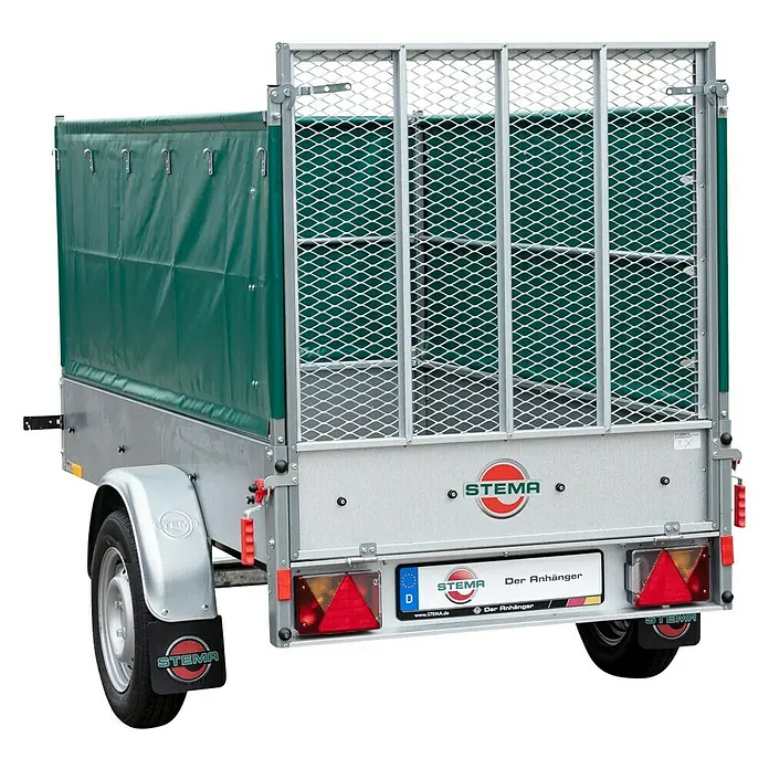 Stema Anhänger Green Keeper 750 mit Hochplane - Nutzlast: 588 kg, Einachser, Kasteninnenmaß: 201 x 108 x 26,5 cm, Ungebremst - Rückansicht eines STEMA Anhängers mit grüner Plane und Gitteraufbau, der die robuste Bauweise und Funktionalität hervorhebt.