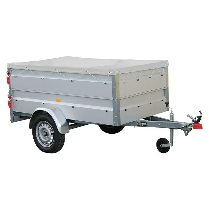 Stema Anhänger Basic 750 mit Bordwandaufsatz u. Flachplane - Nutzlast: 594 kg, Einachser, Kasteninnenmaß: 201 x 108 x 69 cm, Ungebremst - Nahaufnahme eines Anhängers mit grauer Plane, der auf einer ebenen Fläche steht und zur Präsentation bereit ist.